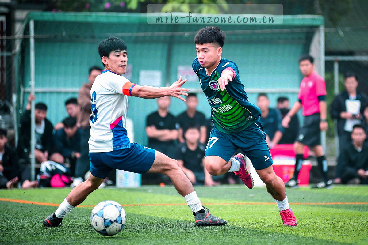 战术板线条、计时器与数据表格元素组合成的工作台桌面